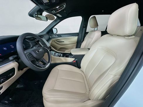 Certified 2025 Jeep Grand Cherokee Limited w/ Black Appearance Package AWD/4WD image 33