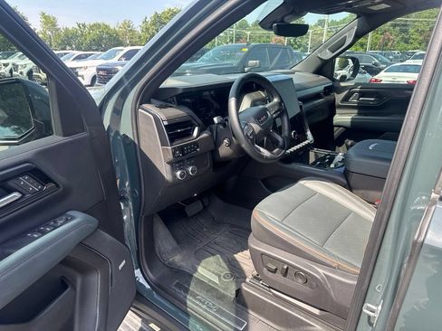 Used 2025 GMC Yukon XL AT4 w/ AT4 Premium Package AWD/4WD image 9