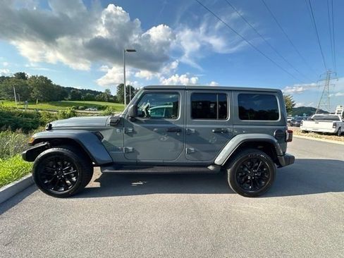 Used 2025 Jeep Wrangler Unlimited Sahara AWD/4WD image 30