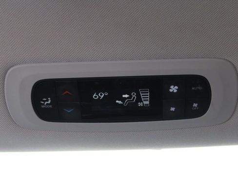 Used 2023 Chrysler Pacifica Touring-L image 29