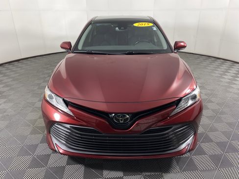 Used 2019 Toyota Camry XLE image 11