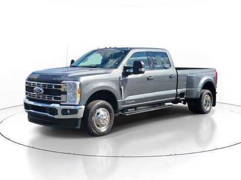 Used 2025 Ford F350 XLT image 2