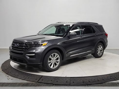 Used 2020 Ford Explorer XLT w/ Equipment Group 202A RWD image 3