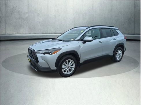 Used 2024 Toyota Corolla Cross LE image 1