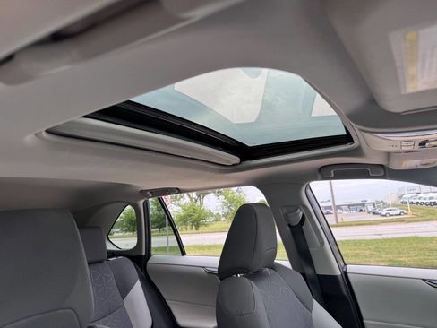 Used 2021 Toyota RAV4 XLE w/ Convenience Package image 14