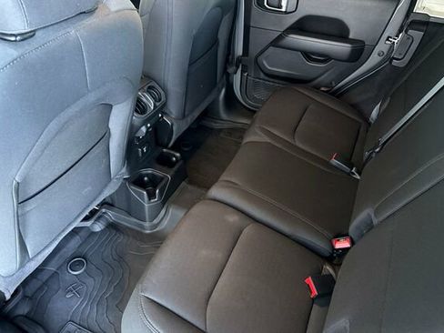 Used 2022 Jeep Wrangler Unlimited Sahara image 12