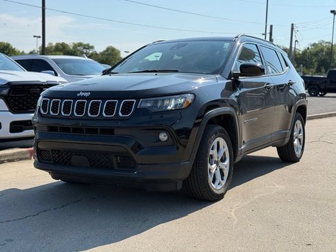 Used 2025 Jeep Compass Latitude w/ Sun & Sound Group AWD/4WD image 2