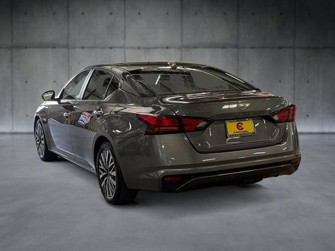Used 2024 Nissan Altima 2.5 SV FWD image 3