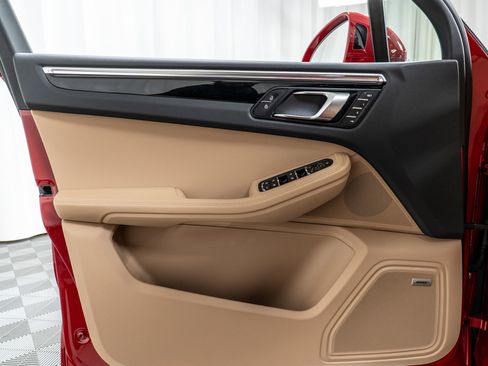 Used 2025 Porsche Macan image 14