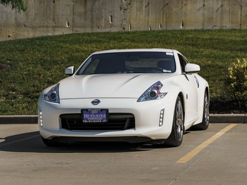 Used 2016 Nissan 370Z Coupe RWD image 7