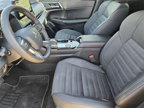 New 2025 Mitsubishi Outlander SE image 10
