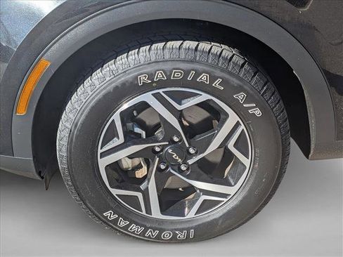 Used 2023 Kia Sportage LX image 9