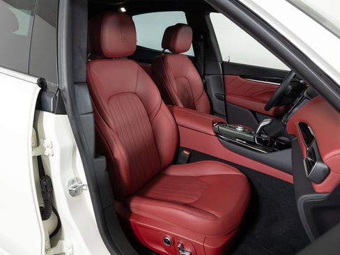 Used 2023 Maserati Levante GT image 32