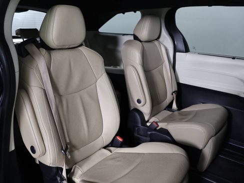 Used 2022 Toyota Sienna Limited image 32
