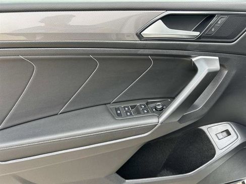 Used 2024 Volkswagen Tiguan SE image 23