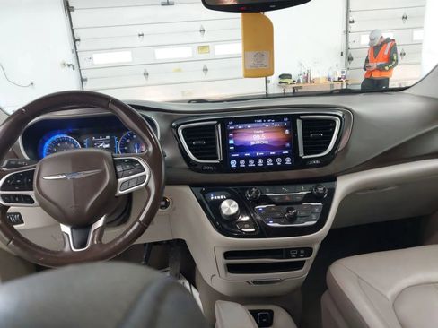 Used 2017 Chrysler Pacifica Touring-L image 14