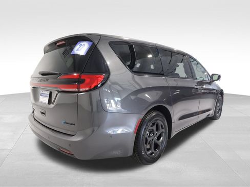 Used 2022 Chrysler Pacifica Limited w/ Uconnect Theater Family Group FWD image 3