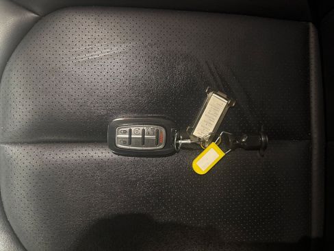 Used 2025 Chrysler Pacifica Select image 22