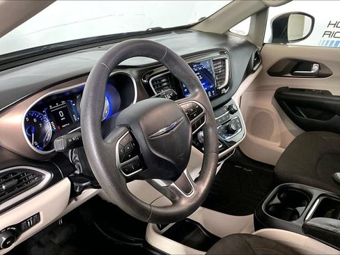 Used 2017 Chrysler Pacifica Touring Plus w/ Tire & Wheel Group FWD image 10