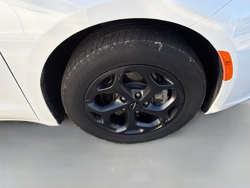 Used 2023 Chrysler Pacifica Limited w/ S Appearance Package FWD image 8