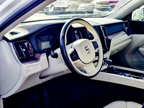 Used 2021 Volvo XC60 T5 Momentum w/ Advanced Package image 4