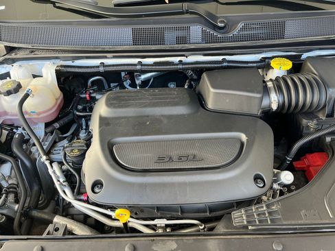 Used 2025 Chrysler Pacifica Limited image 37