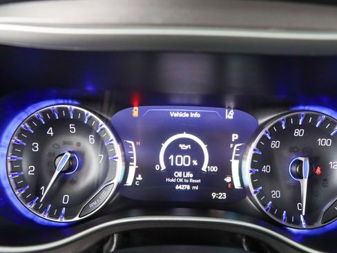 Used 2023 Chrysler Pacifica Touring-L image 15