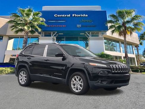 Used 2017 Jeep Cherokee Latitude w/ Comfort/Convenience Group FWD image 2