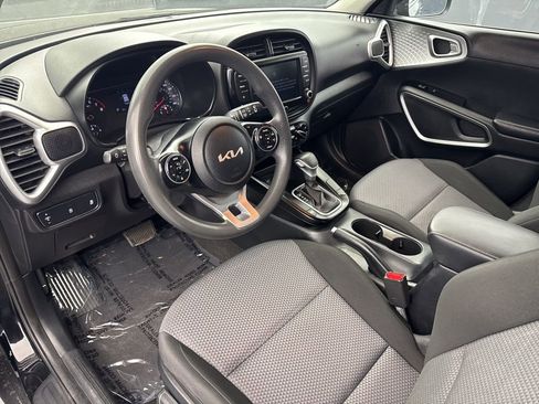 Used 2022 Kia Soul LX FWD image 2