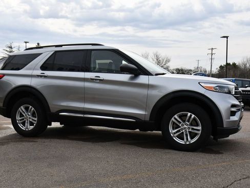 Used 2023 Ford Explorer XLT w/ Equipment Group 202A AWD/4WD image 7