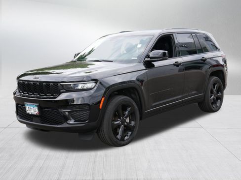 Used 2023 Jeep Grand Cherokee Altitude AWD/4WD image 3