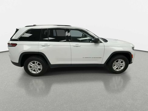 Used 2024 Jeep Grand Cherokee Laredo AWD/4WD image 9