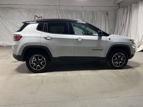 Used 2025 Jeep Compass Trailhawk image 8