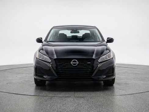 Used 2025 Nissan Altima 2.5 SV FWD image 2