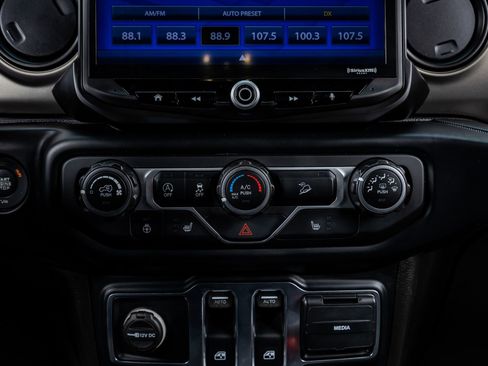 Used 2019 Jeep Wrangler Sport image 26