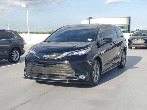 Used 2023 Toyota Sienna XLE FWD image 7