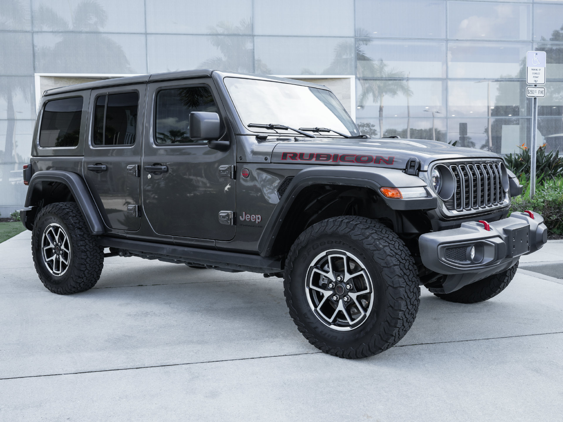 Used 2025 Jeep Wrangler Unlimited Rubicon AWD/4WD image 4