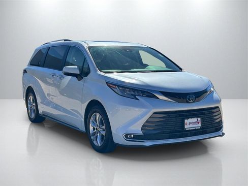 Used 2022 Toyota Sienna Limited image 3
