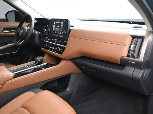 Used 2025 Nissan Pathfinder Platinum image 16