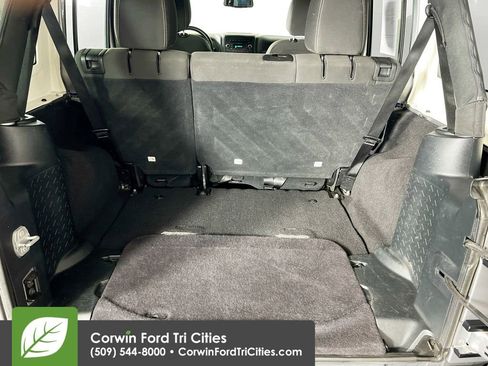 Used 2016 Jeep Wrangler Unlimited Rubicon w/ Connectivity Group image 14