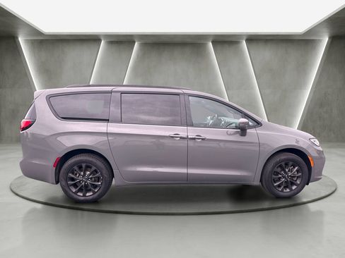 Used 2022 Chrysler Pacifica Touring-L w/ S Appearance Package AWD/4WD image 6