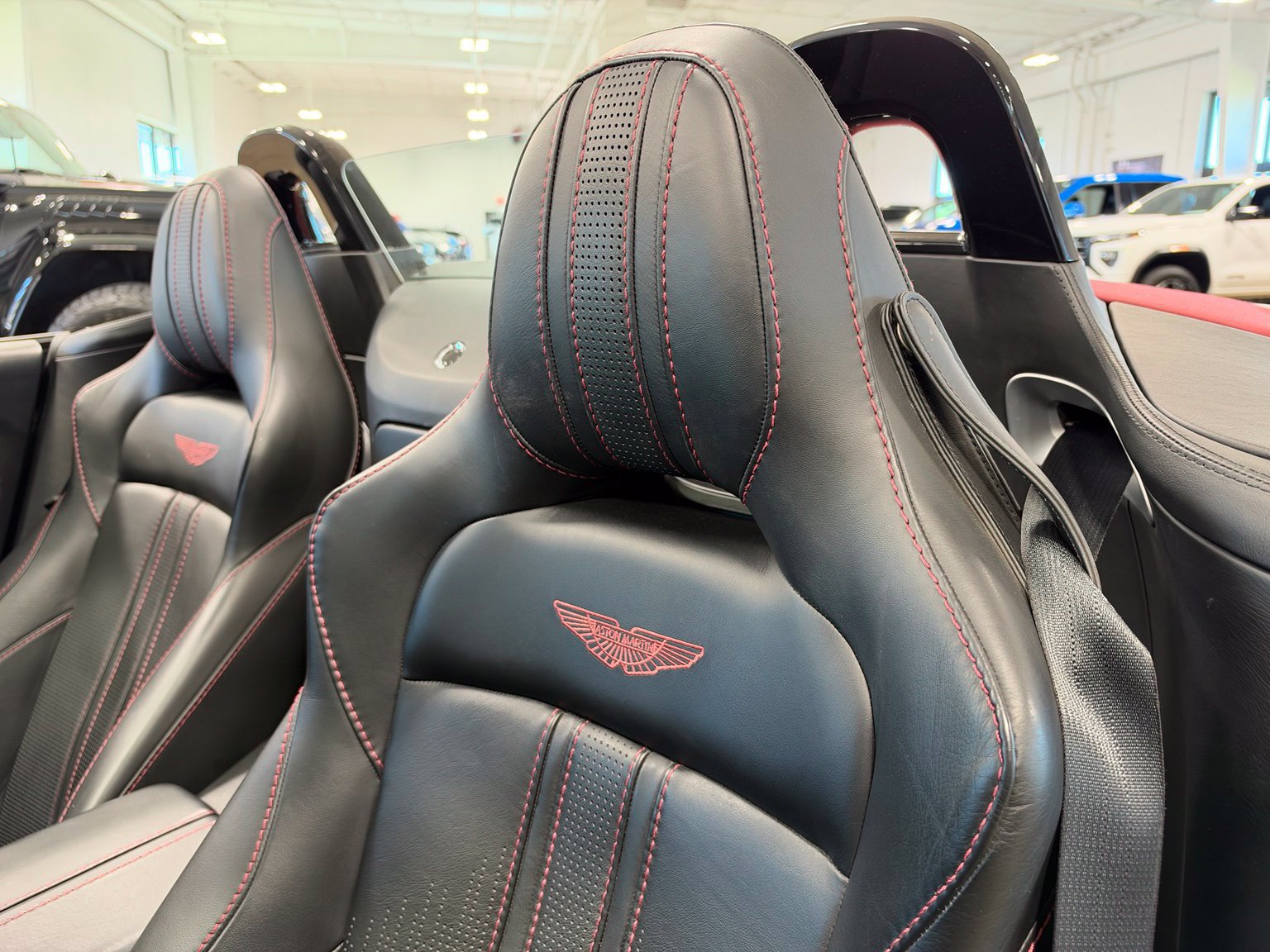 Used 2021 Aston Martin V8 Vantage Roadster RWD image 22