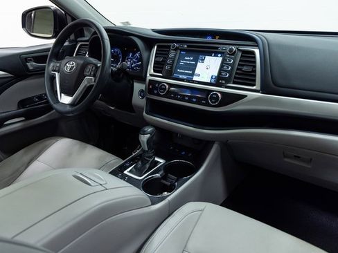 Used 2016 Toyota Highlander XLE image 26