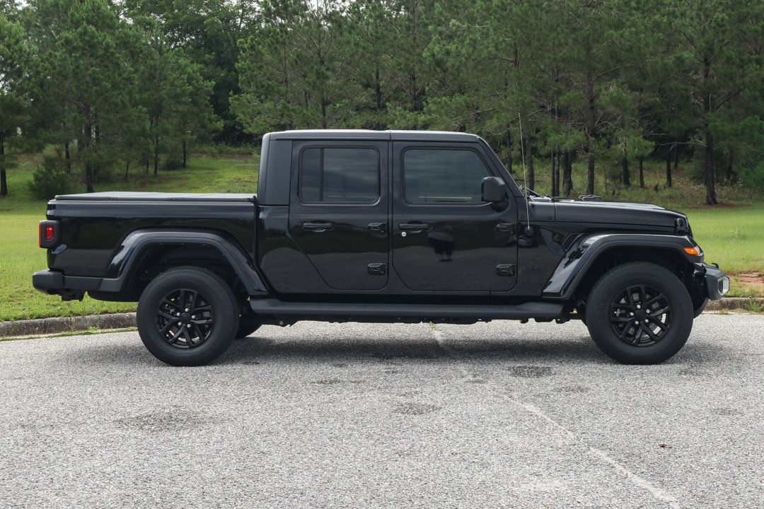Used 2023 Jeep Gladiator Sport AWD/4WD image 7