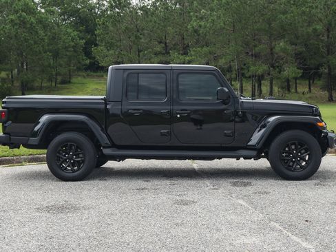 Used 2023 Jeep Gladiator Sport AWD/4WD image 7