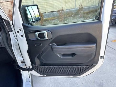 Used 2022 Jeep Gladiator Rubicon AWD/4WD image 13