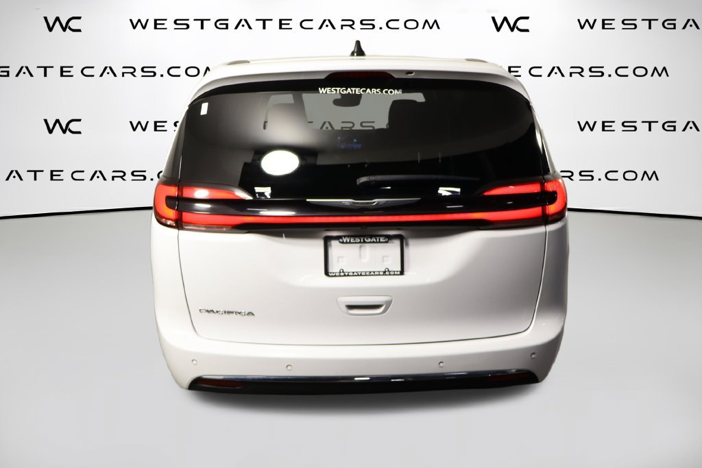 Used 2025 Chrysler Pacifica Select FWD image 4