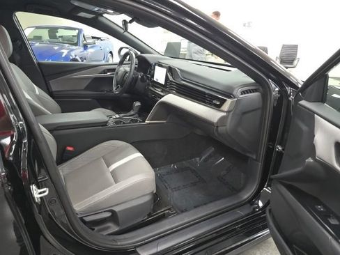 Used 2025 Toyota Camry SE AWD/4WD image 5