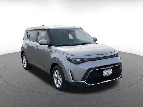 Used 2025 Kia Soul LX w/ LX Technology Package image 3