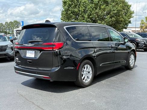 Used 2024 Chrysler Pacifica Touring-L FWD image 3